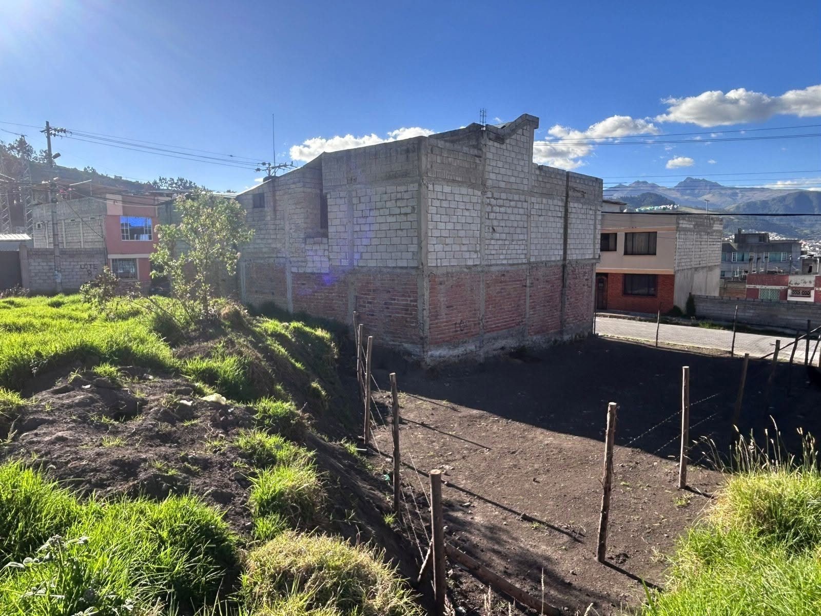 ¡CASA ESQUINERA EN VENTA! 🏡 – La Merced, Sur de Quito 📍