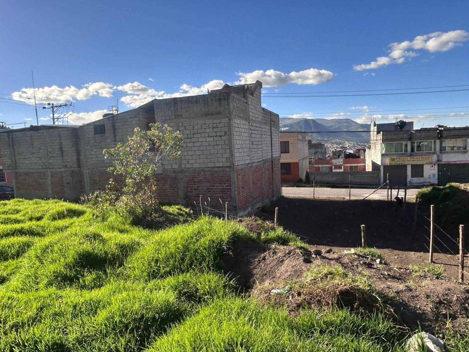 ¡CASA ESQUINERA EN VENTA! 🏡 – La Merced, Sur de Quito 📍